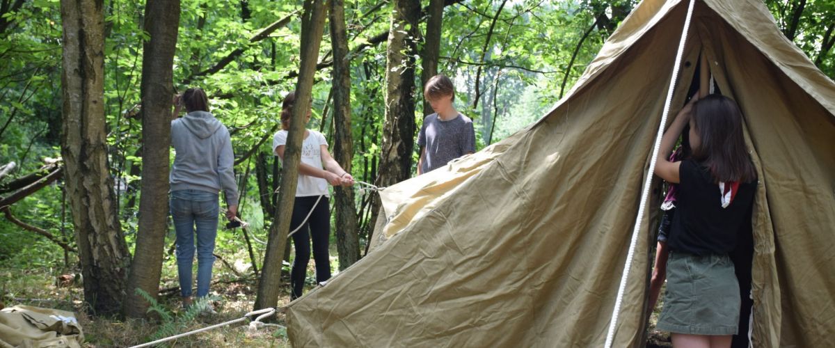 Ine Van Nuffel scoutsleden zetten een tent op