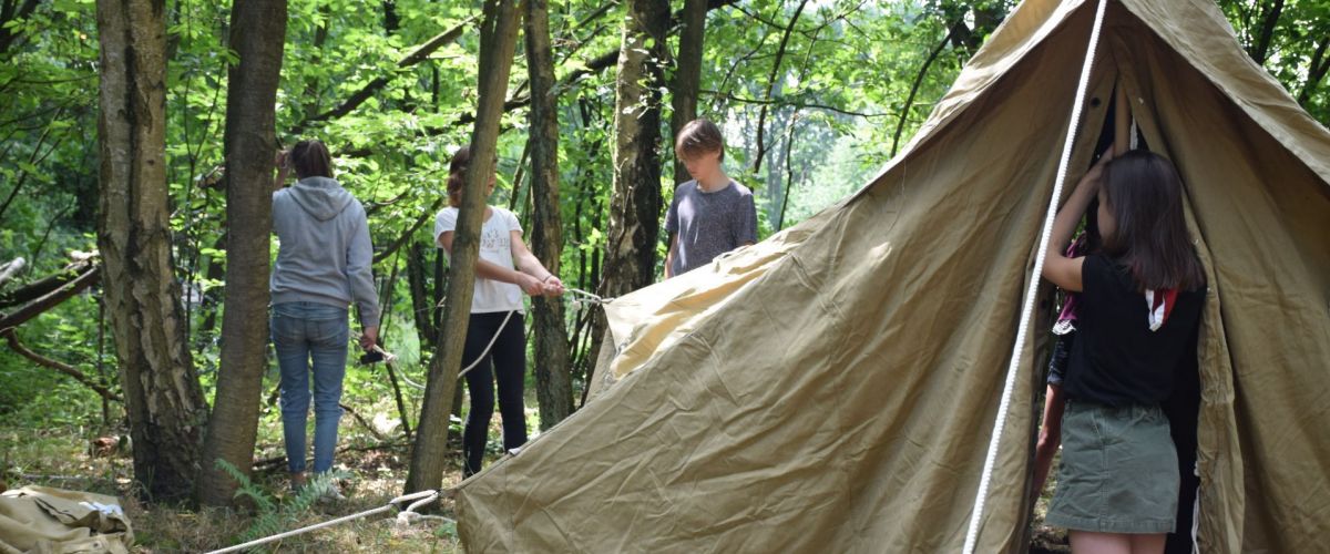 scoutsleden zetten een tent op