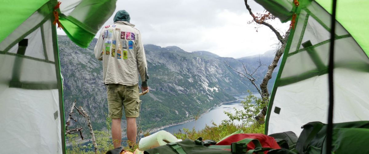 zicht op een bergmeer vanuit de tent