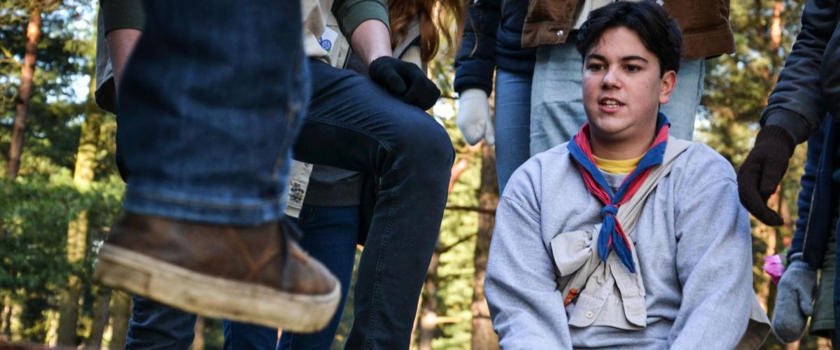 Trijn Nyckees scout zit op een balk