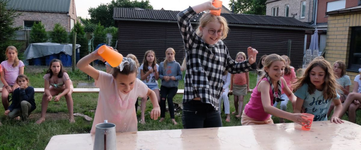 kinderen plaatsen beker water op hun hoofd