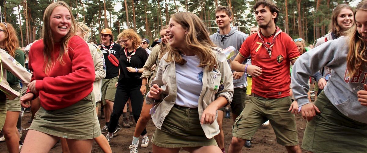 Joris Hillaert Leiding leren de jaarlieddans dansen tijdens Herfstontmoeting.