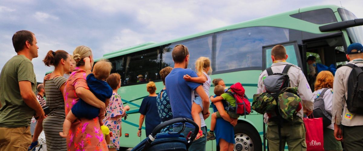 scouts en gidsen vertrekken met de bus