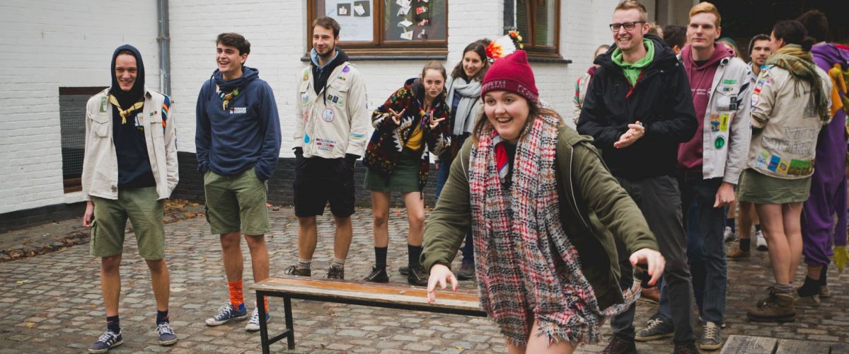 Joke Van der Maelen Scoutsleiding staan in twee groepjes op de binnenplaats van De Kluis. Klaar voor een spel. Van een groep begint iemand te lopen.