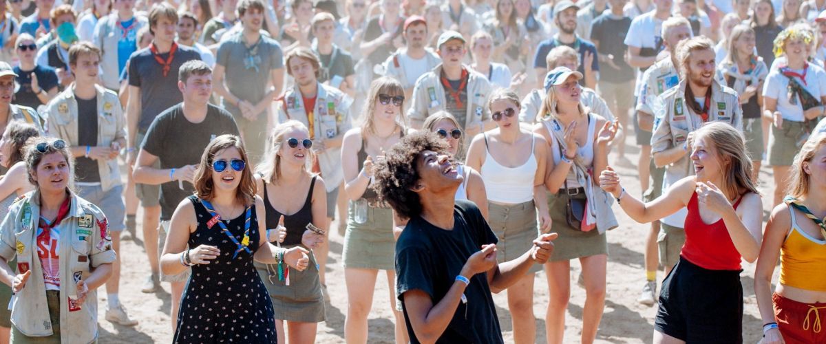 massa mensen dansen op jaarthemalied