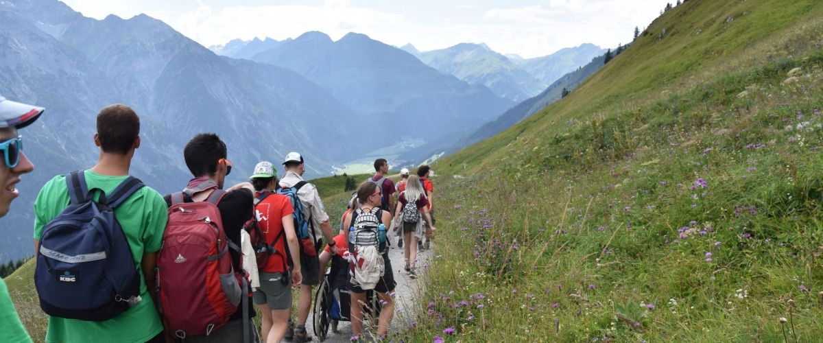 een akabegroep op tocht in de bergen