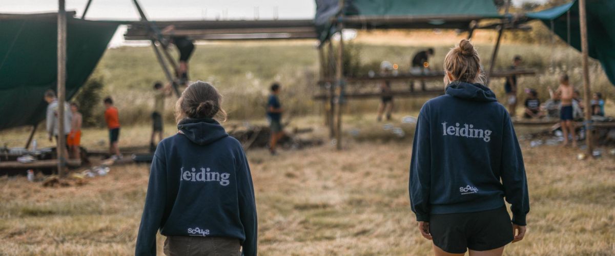 twee meisjes en een kampconstructie