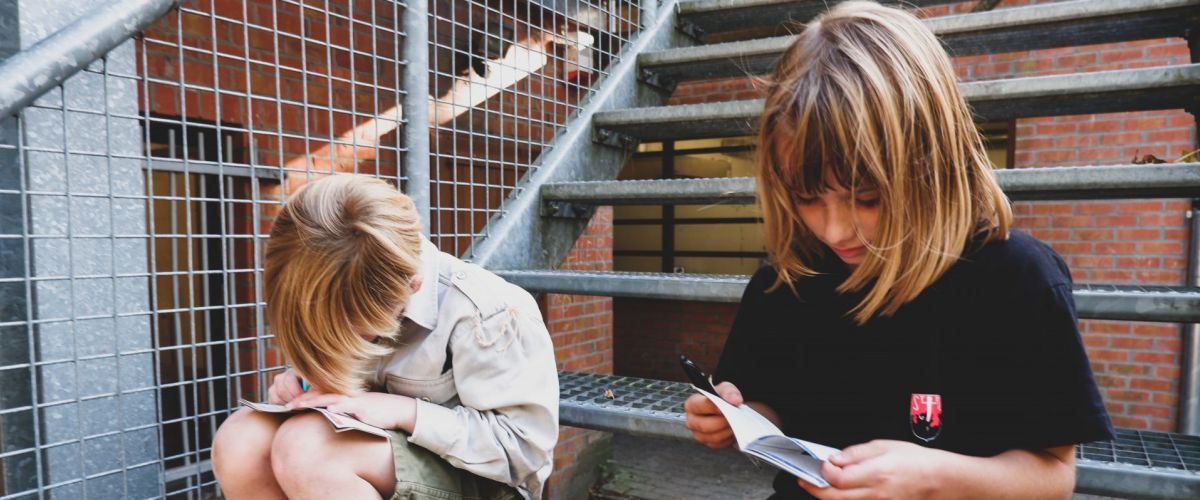 Jurian Kersten Leden lezen een boekje
