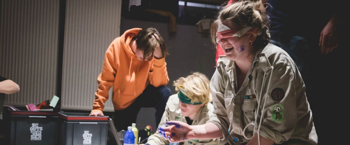 Joke Van der Maelen scouts geblinddoekt aan het schilderen