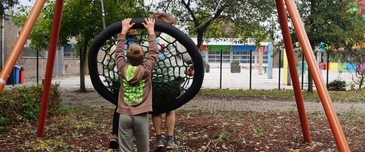 fotograaf: Hanna Reynaert Akabeërs spelen met een grote schommel