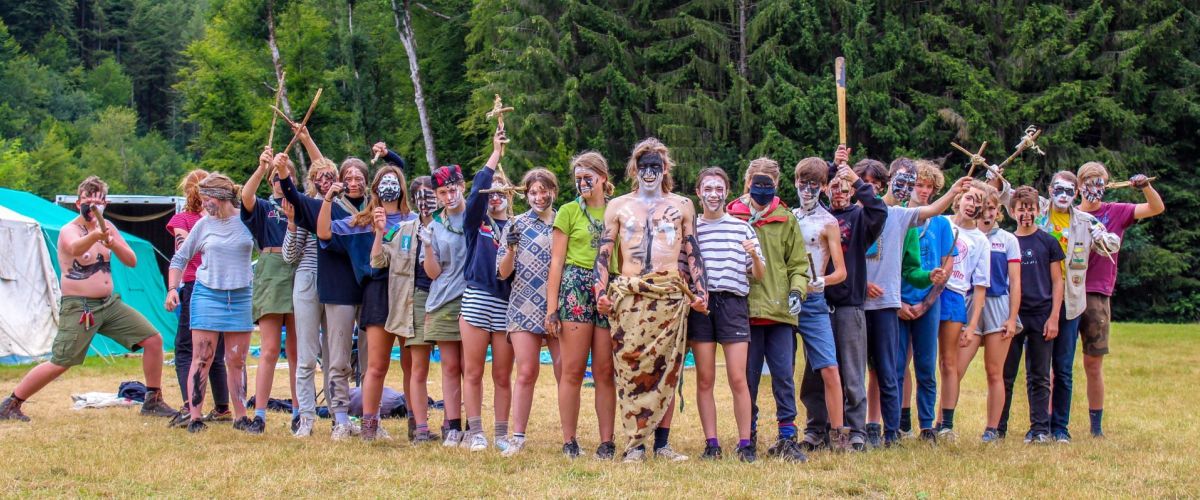 Groep givers die verkleed zijn op kamp