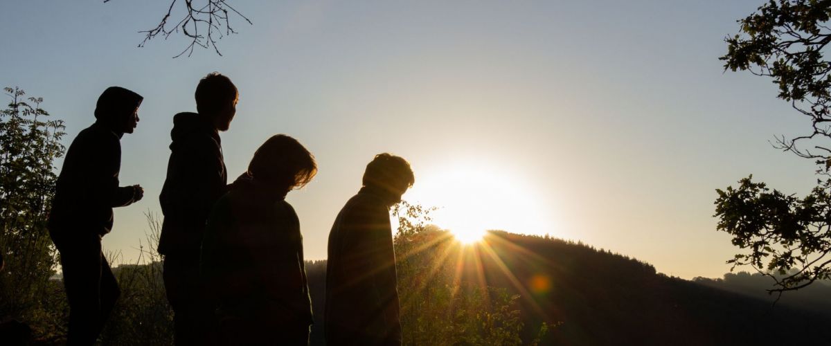 silhouette van jonggivers in de avondzon