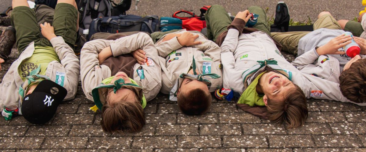 Fotograaf: Hana Reynaert Jonggivers liggen geblinddoekt op een rijtje op de grond