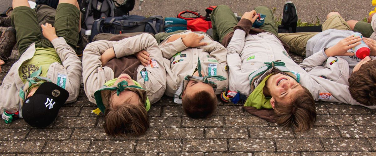 Jonggivers liggen geblinddoekt op een rijtje op de grond