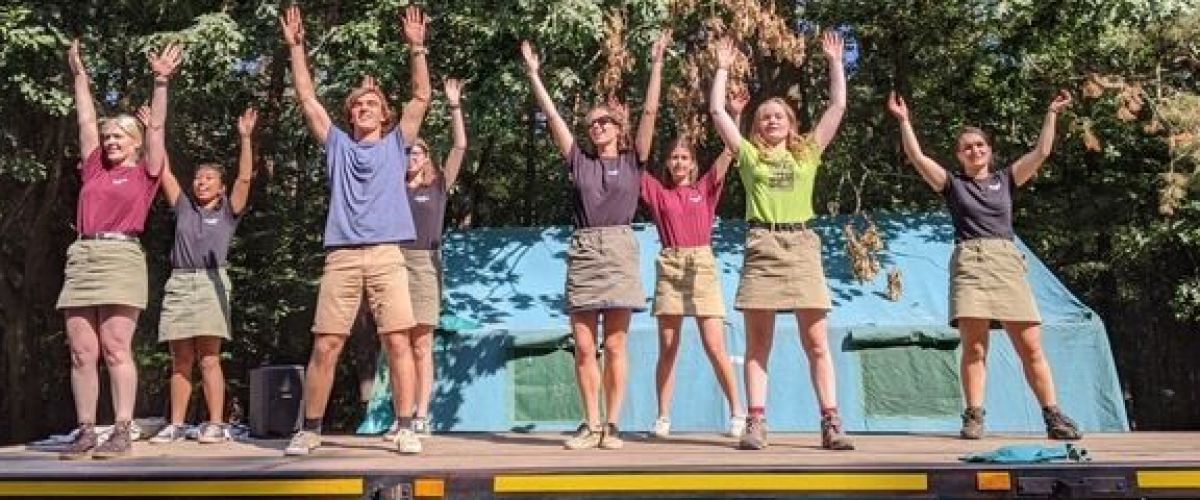 Leiding danst de jaarlieddans op een podium