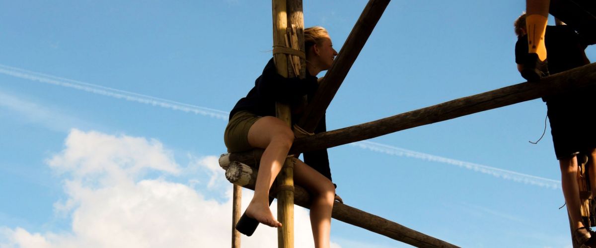 Luna Vanden Daele leidster zit vanboven in een sjorconstructie