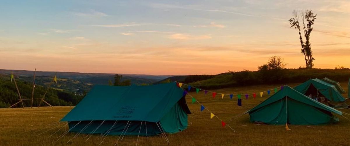 een kampterrein in de warme gloed van de avondzon