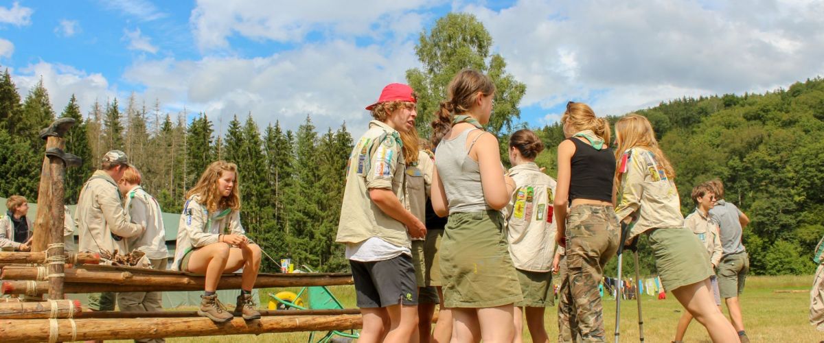 Gidsen en givers op scoutskamp