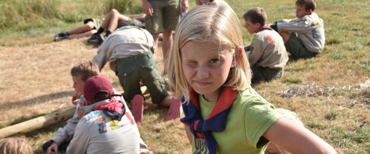 Jonggivers op kamp, een meisje kijkt van dichtbij in de camera