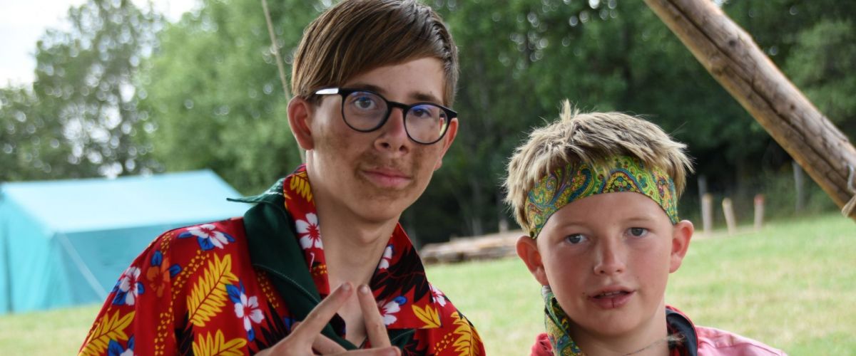 Twee jonggivers verkleed als hippies