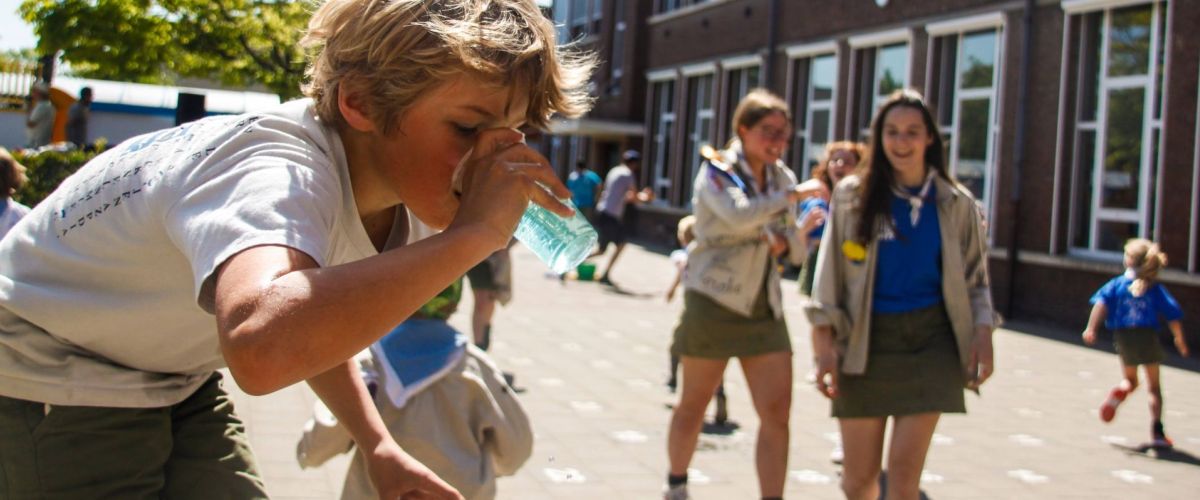 fotograaf: Sander Petré welp doet waterestafette aan het lokaal