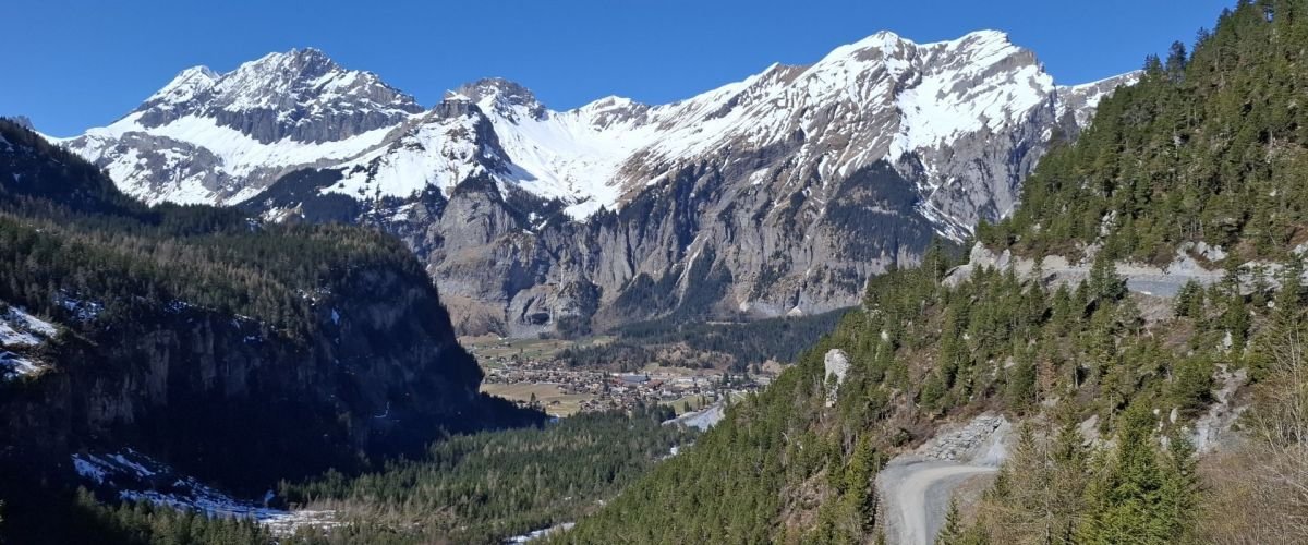 Vallei van Kandersteg, in de Zwitserse Alpen Vallei van Kandersteg, in de Zwitserse Alpen