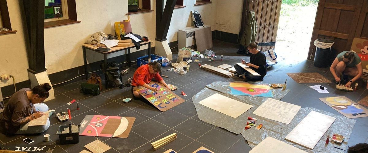 leiding letters aan het schilderen op grote borden