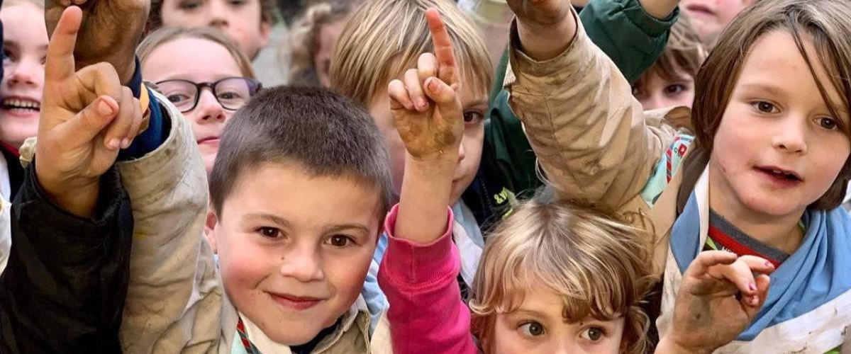 Rhune Himpe Groep kapoenen die allemaal hun vinger opsteken