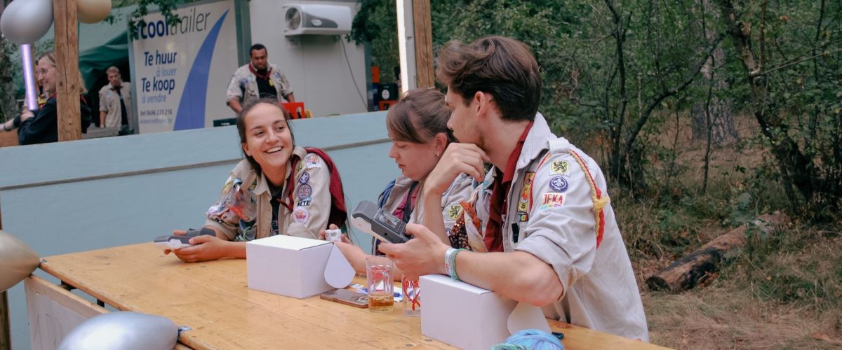 Janna Dergent Drie mensen aan een tafel met een kassa