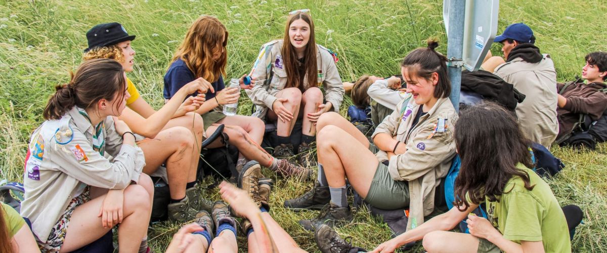 Hana rReynaert Een groepjes givers op tocht rusten even uit langs de kant van de weg.