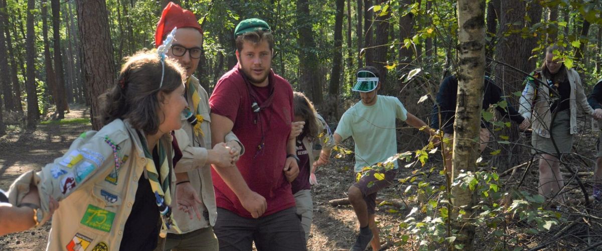 Paulien Coolens Scoutsleden doen een spel in het bos