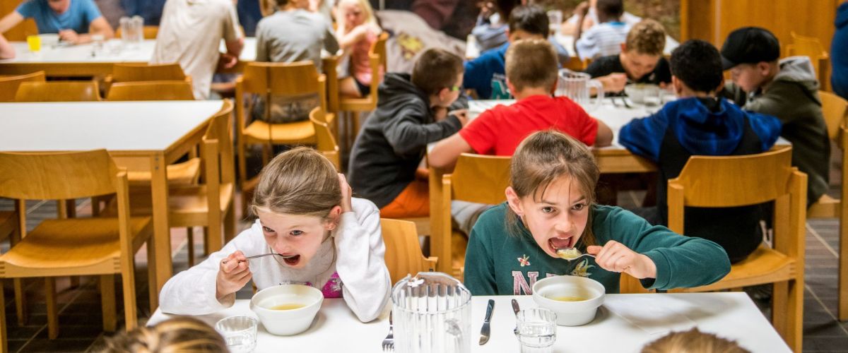 Fotograaf: Dries Luyten Leden eten een tasje soep in jeugdverblijf Den brink