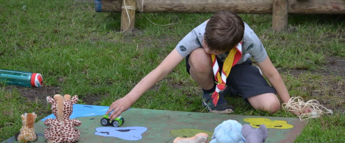 Fotograaf: Fien Wallays Welp speelt met op een zelfgemaakt spelbord