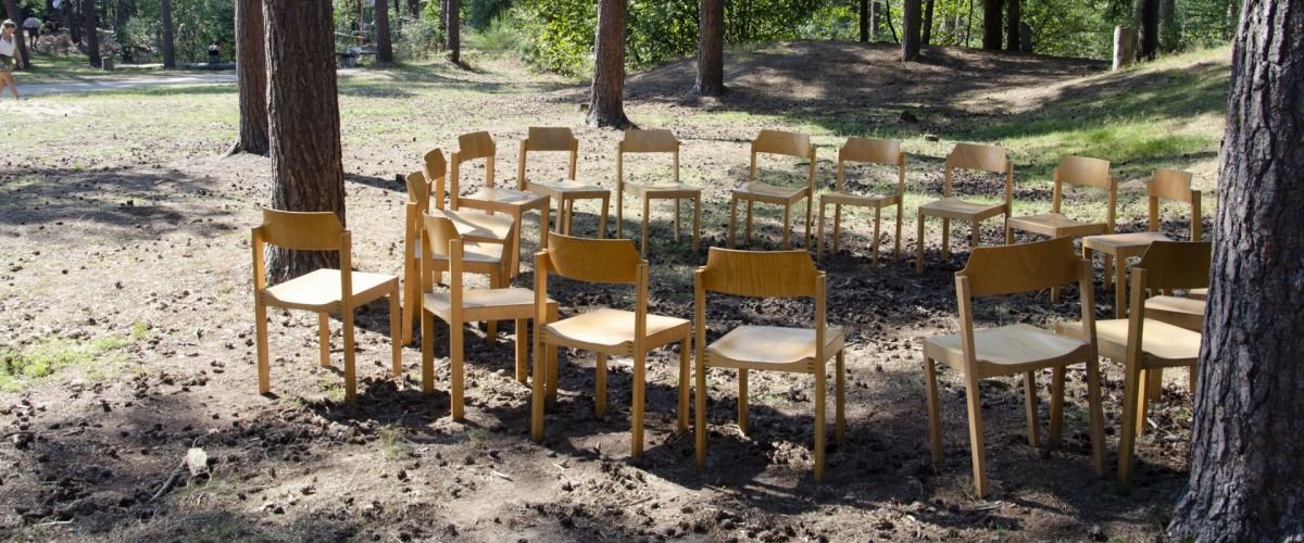 lege stoelen in een kring op Herfstontmoeting