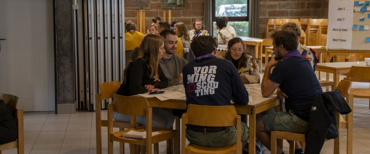 Vrijwilligers vergaderen rond een tafel