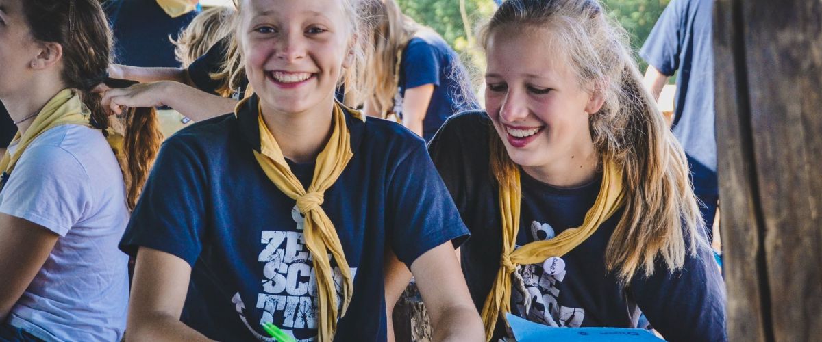 Twee zeeverkenners vullen papieren in Twee zeeverkenners vullen papieren in
