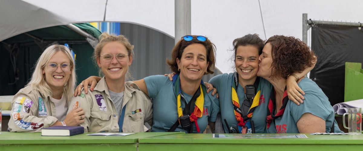 Collega's en vrijwilligers aan het infopunt op Herfstontmoeting