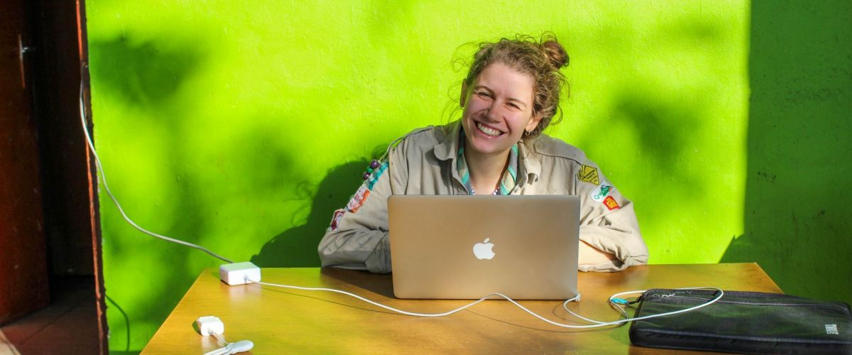 Hana Reynaert Leiding achter laptop