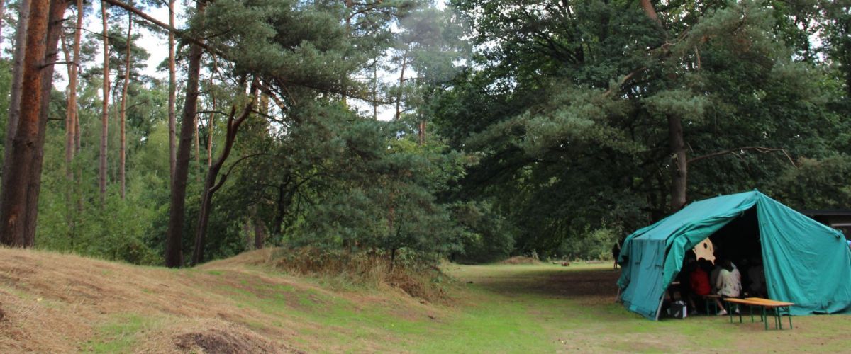 scouts in een halfopen patrouilletent