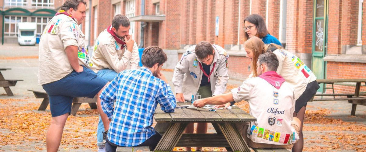 structuurvrijwillgers zitten buiten aan een tafel te vergaderen