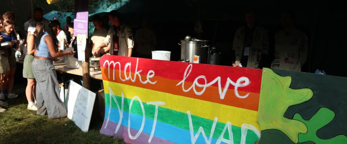 Grote vlag aan tent met de woorden: make love not war op