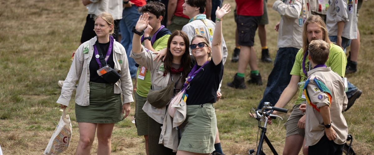 Collega's zwaaien naar de foto op de Grote Grond van Herfstontmoeting
