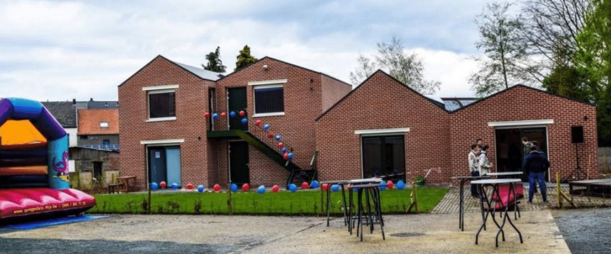 gebouw met balonnen en een deel van een springkasteel