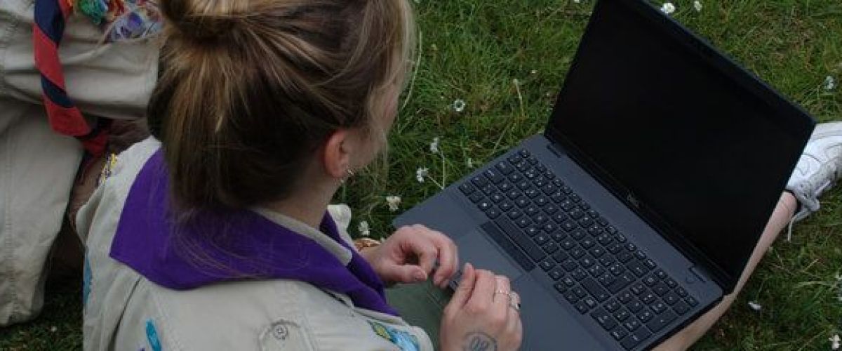 Fien Wallays Leidster met laptop op de schoot