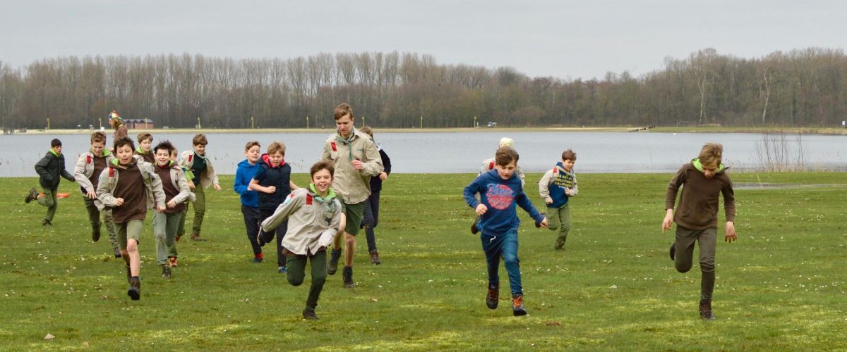 Scouts en gidsen spelen een spel