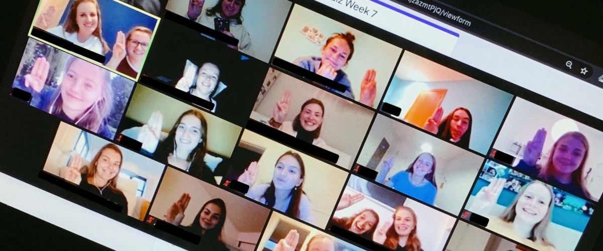 Marie Vochten Compueterscherm met daarop alle deelnemers van een online vergadering