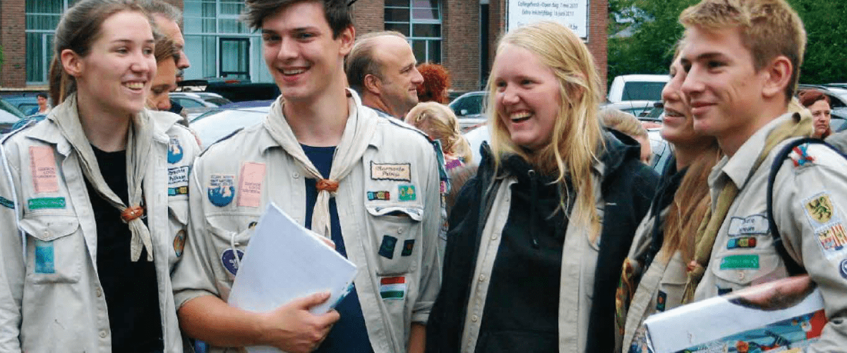 Groepje leiding bij aankomst van kamp