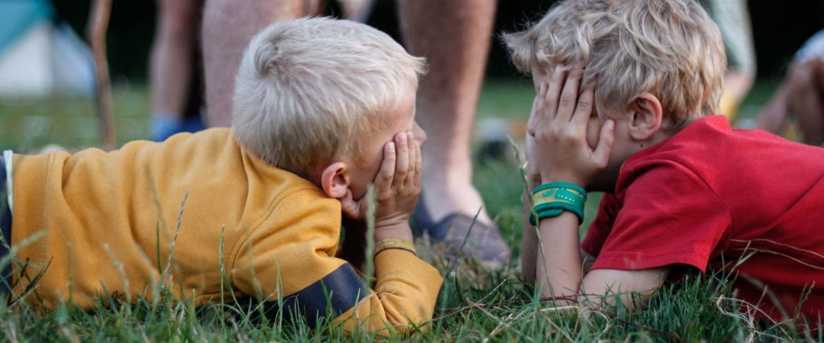 fotograaf: scouting Roeland Twee kapoenen liggen tegenover elkaar met de handen voor de ogen