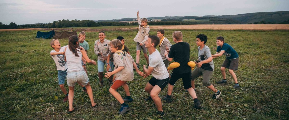 lachende jonggivers spelen een kringspel