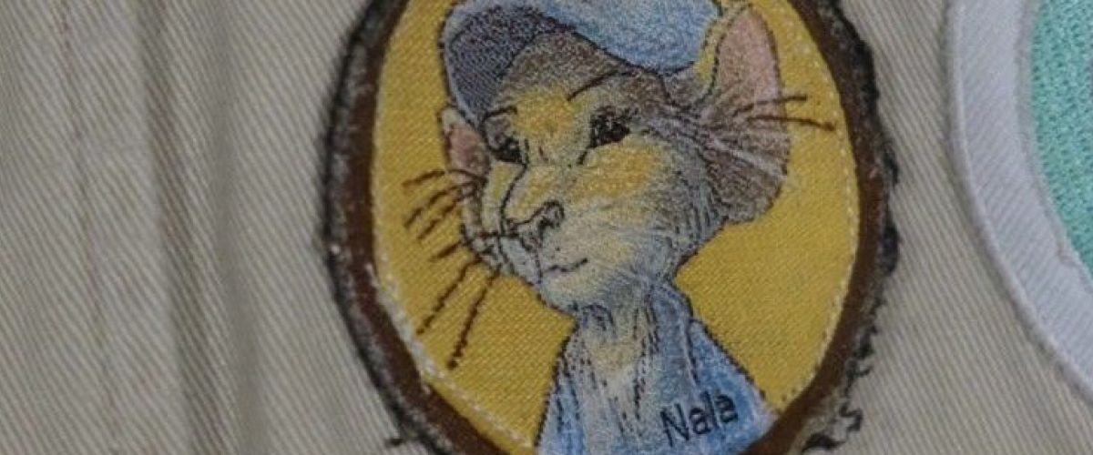 badge Nala uit Steen van Nowan op het hemd van een kapoenenleidster